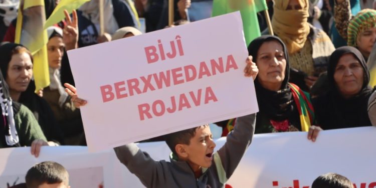 Qamişlo’da binlerce kişi saldırılara karşı yürüdü