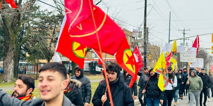 Toronto’da yaşayan Kürdistan’lılar ve dostları tarafından Rojava’ya yönelik saldırılar protesto edildi