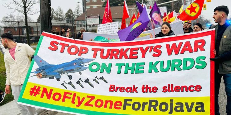 Toronto’da yaşayan Kürdistan’lılar ve dostları tarafından Rojava’ya yönelik saldırılar protesto edildi