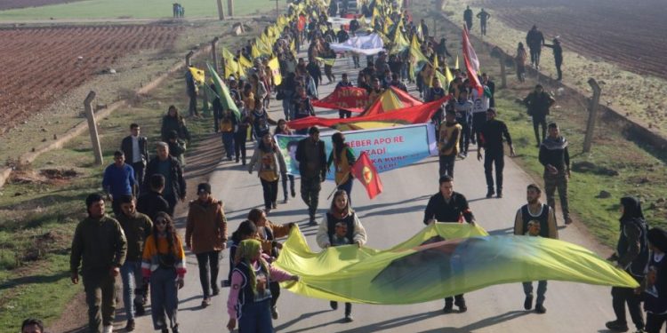 Efrîn ve Şehbalı gençler tecridi protesto etti