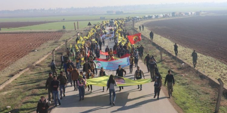 Efrîn ve Şehbalı gençler tecridi protesto etti