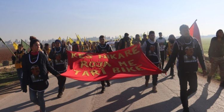 Efrîn ve Şehbalı gençler tecridi protesto etti