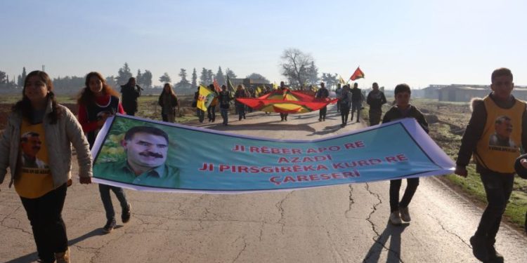 Efrîn ve Şehbalı gençler tecridi protesto etti