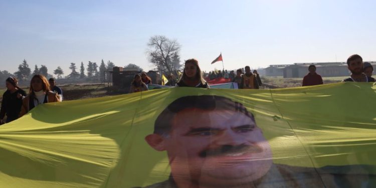 Efrîn ve Şehbalı gençler tecridi protesto etti