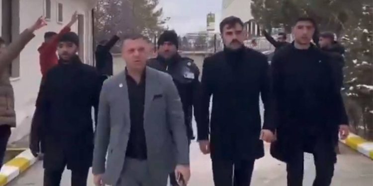 Ülkü Ocakları Başkanı’na öğrenci yurdunda skandal karşılama töreni