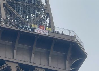 Eyfel kulesinde ‘‘Freedom For Öcalan’’ pankartı açıldı