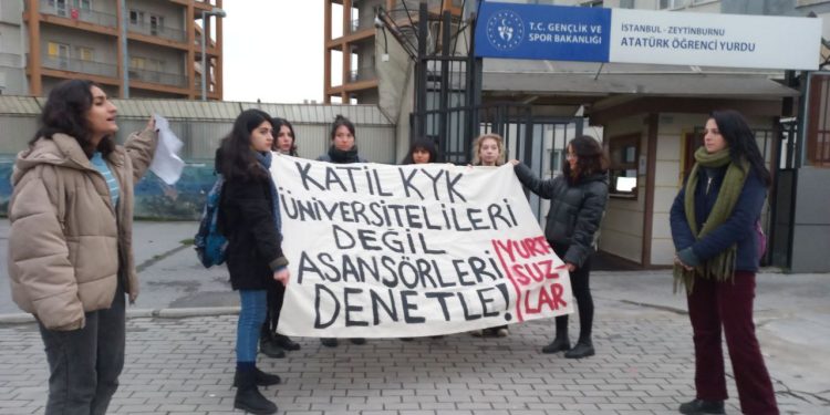 Yurtsuzlar tekrar Cevizlibağ KYK Yurdu önündeydi: “Üniversitelileri değil asansörleri denetle”