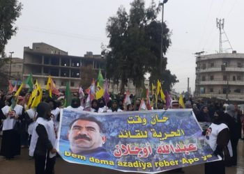 Bölge sakinleri saldırıları kınamak için sahaya geldi