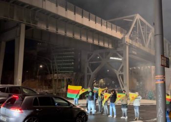 TCŞ ve TekoJIN üyesi gençlerden yol kapatma eylemi!