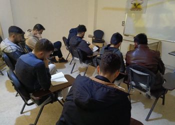 Kobanê Yekitiya Ciwanên Xwendekar ên Demokratîk üyeleri “İdeoloji” kitabını okuyor