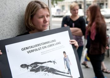 Almanya’da yaklaşık 17 bin kız çocuğu kadın sünneti riski altında