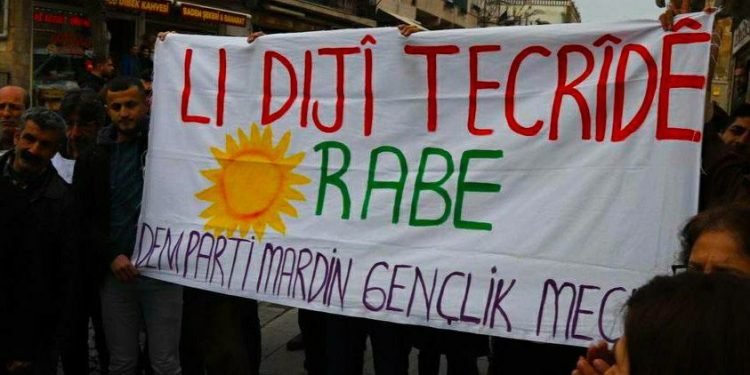 Gençlikten ‘LI DIJÎ TECRİDÊ RABE’ pankartıyla yürüyüş