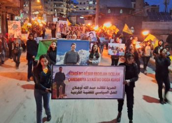 Halep’te, genç kadınlar tarafından komploya karşı meşaleli yürüyüş düzenlendi