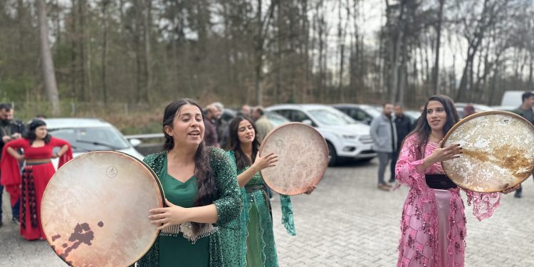 Bern’de gençler Önder APO’nun doğum gününü kutladı