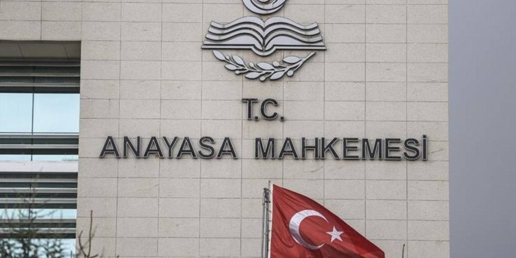 Üniversitelilerin pankart asmasını, bildiri dağıtmasını, eylem yapmasını engelleyen hükümler AYM tarafından iptal edildi