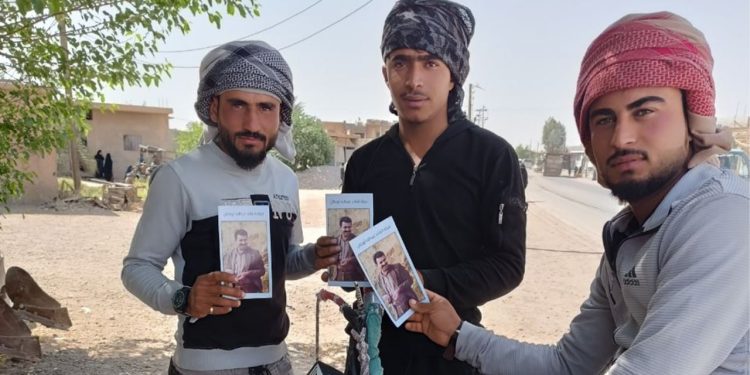 Derazor gençleri Önder Apo’yu tanıtan broşürler dağıtmaya devam ediyor