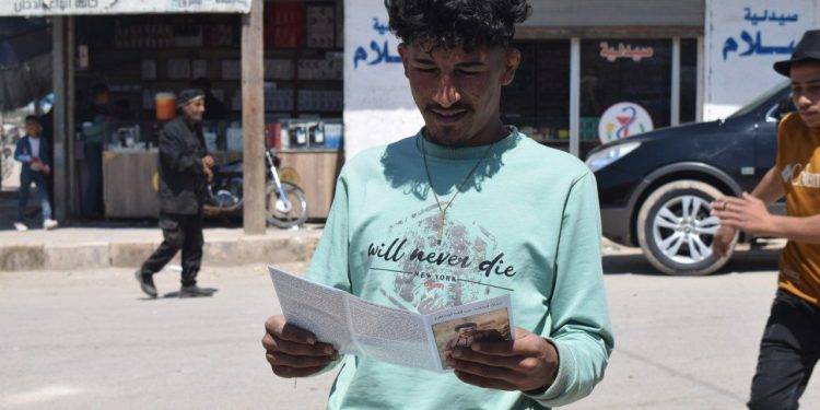 Minbicli gençler Önder Apo’nun hayatını anlatan broşürler dağıttı