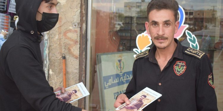 Minbicli gençler Önder Apo’nun hayatını anlatan broşürler dağıttı