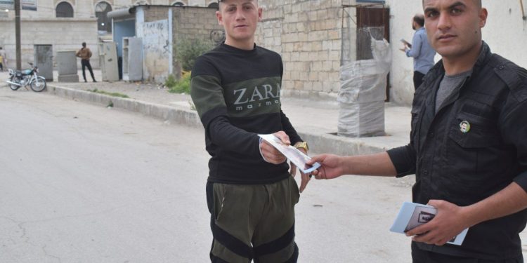 Minbicli gençler Önder Apo’nun hayatını anlatan broşürler dağıttı