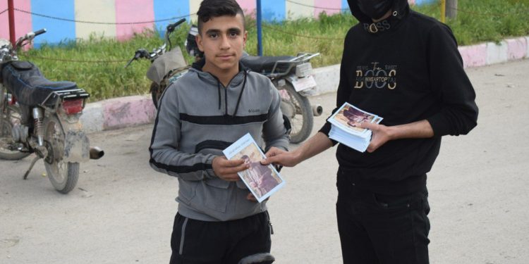 Minbicli gençler Önder Apo’nun hayatını anlatan broşürler dağıttı