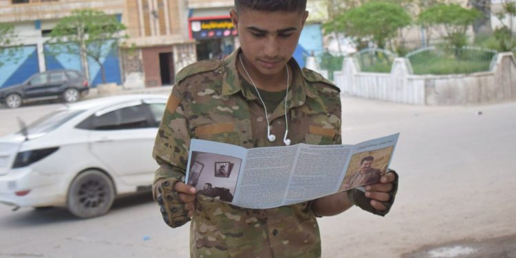 Minbicli gençler Önder Apo’nun hayatını anlatan broşürler dağıttı