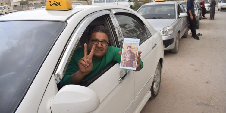 Minbicli gençler Önder Apo’nun hayatını anlatan broşürler dağıttı