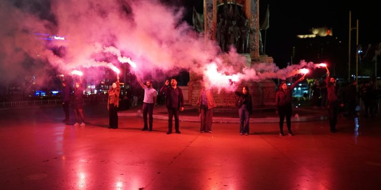 Yasak kararı sonrası Taksim Meydanı’nda meşaleli eylem: “Ferman devletin, meydanlar bizim!”