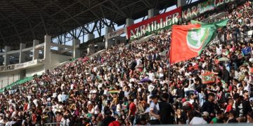 Amedspor taraftarlarıyla şampiyonluğunu kutluyor