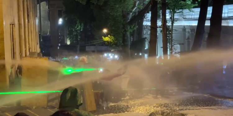 Gürcistan’da hükümetin planladığı yasaya karşı protestolar sürüyor