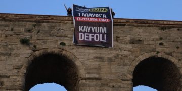 Saraçhane’deki kemere kayyım pankartı