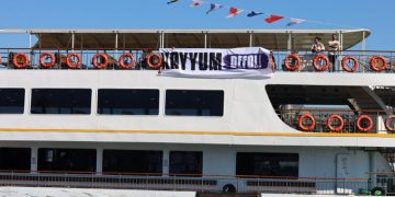 İstanbul’da vapura ‘kayyum defol’ pankartı asıldı