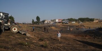 Halk yangına kendi imkânlarıyla müdahale etti