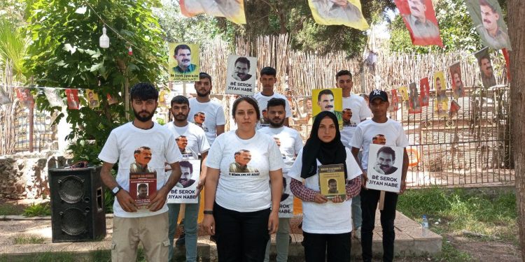 Girk Legê Devrimci Gençliği Önder APO’nun kitaplarını tanıtıyor