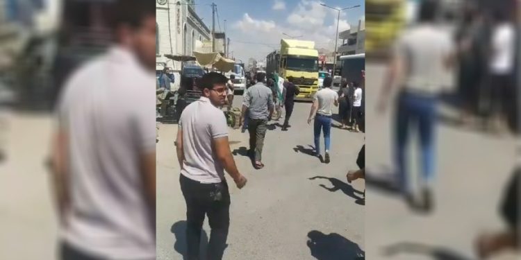 Ayaklanan halk Türk bayraklarını yaktı