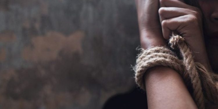 Genç kadını kaçırdılar, ailesini tehdit ettiler