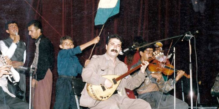 Şarkılarını bırakıp gitti