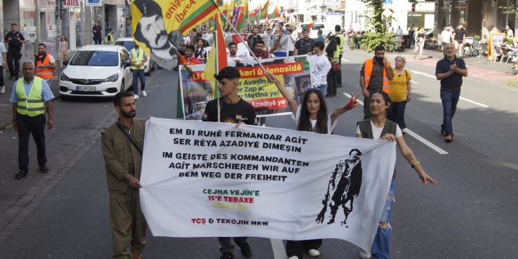 Düsseldorf’ta TCŞ ve TekoJin Öncülüğünde 15 Ağustos Kutlandı