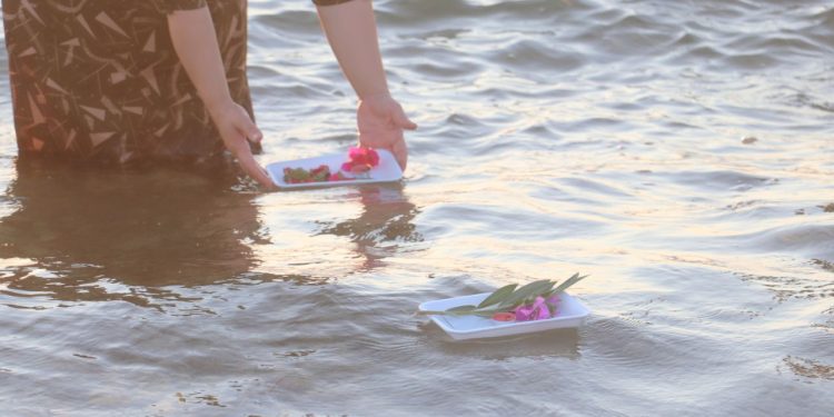 Kadınlar Fırat nehrine gül bıraktı