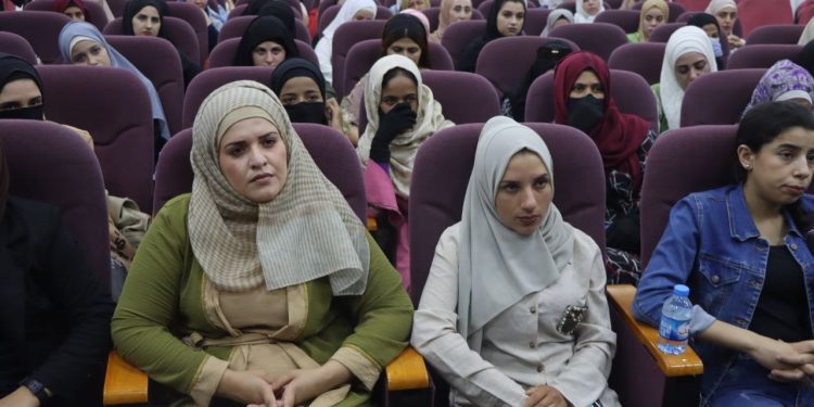 Reqa’da Arap genç kadınlar Önder APO’nun fikirlerini tartışıyor