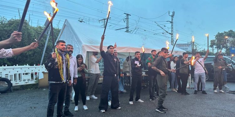 Stuttgart’ta TekoJIN ve TCŞ üyesi gençler 15 Ağustos’u kutladı