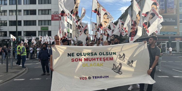 Düsseldorf’ta TCŞ ve TekoJIN Öncülüğünde Tecride Karşı Yürüyüş Düzenlendi