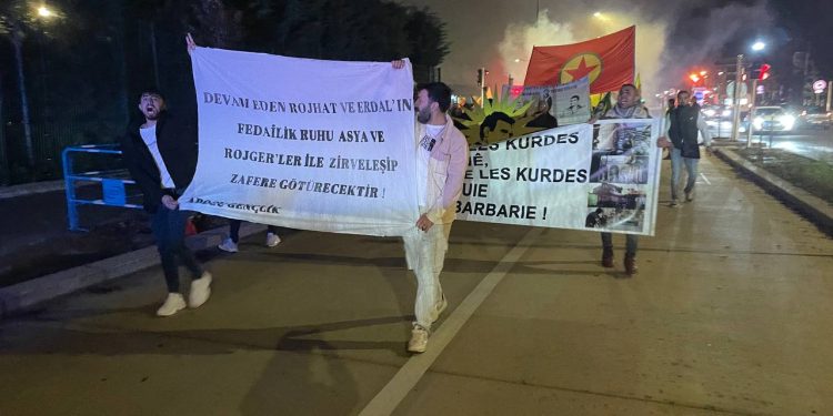 Paris’te Gençler Meşaleler ile Sokaklara Çıktı