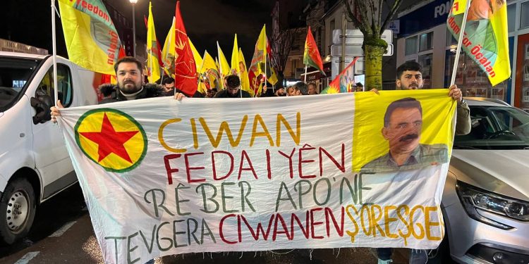 Paris’te 27 Kasım Ruhuyla Gençlik Yürüyüşü