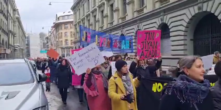 Bern’de kadınlar sokağa indi