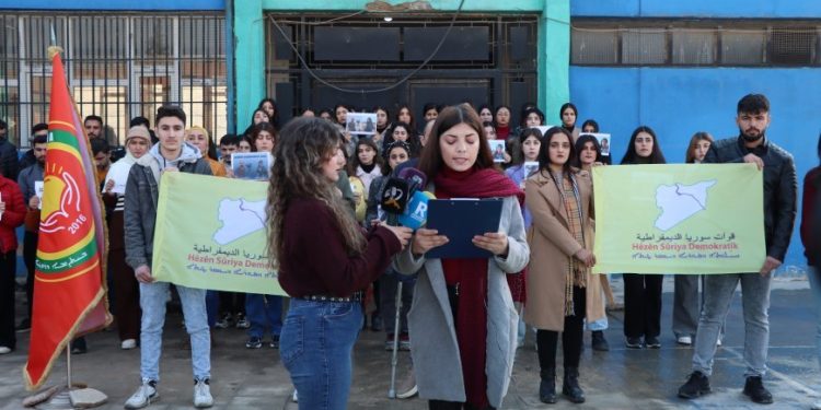 Gazetecilik bölümü öğrencileri: Kalemlerini yerde bırakmayacağız