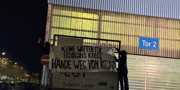 Genç Kadınlar Silah Fabrikasına Pankart Astı