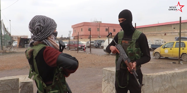 Tebqa’da Arap gençler seferberlik ruhuyla direnişteki yerlerini alıyor