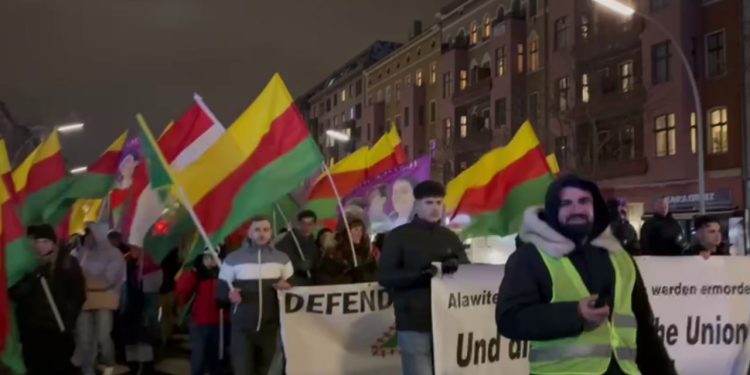 BERLİN’DE GENÇLER ROJAVA HALKININ DİRENİŞİNİ SELAMLADI