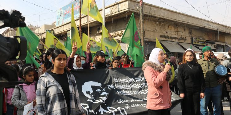Qamişlo’da genç kadınlar uluslararası komployu protesto etti