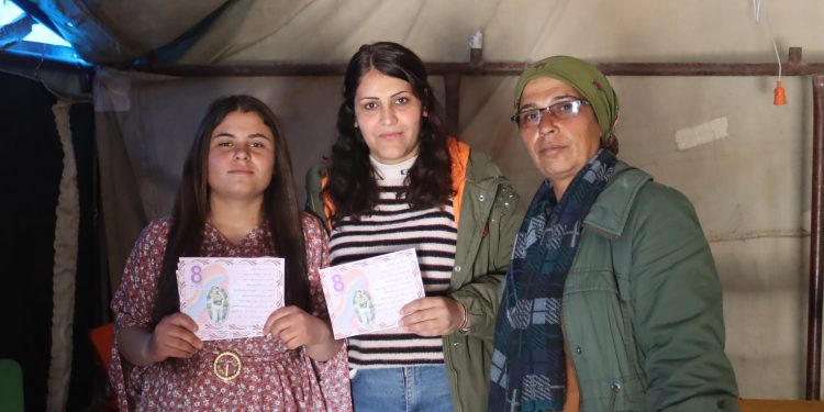 Tebqa ve Efrînli genç kadınlar, kadınların 8 Mart Dünya Emekçi Kadınlar Gününü Kutladı